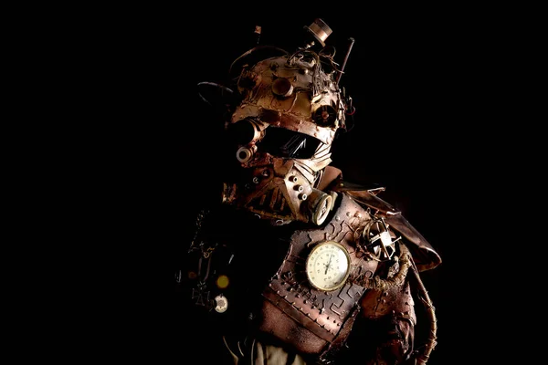 Steampunk Post Apokalyptischer Soldat Posiert Isoliert Auf Dunklem Hintergrund — Stockfoto