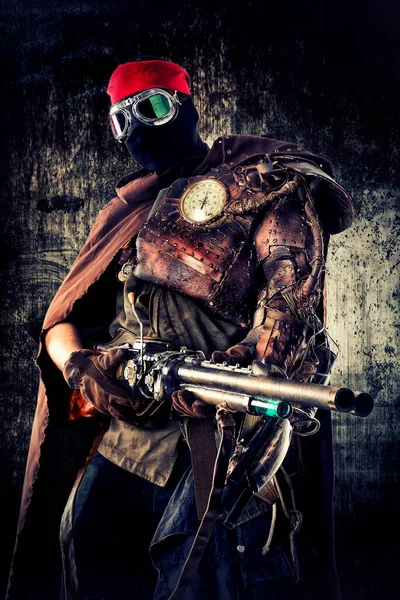 Karanlık bir arka planda izole edilmiş steampunk post-apokaliptic asker