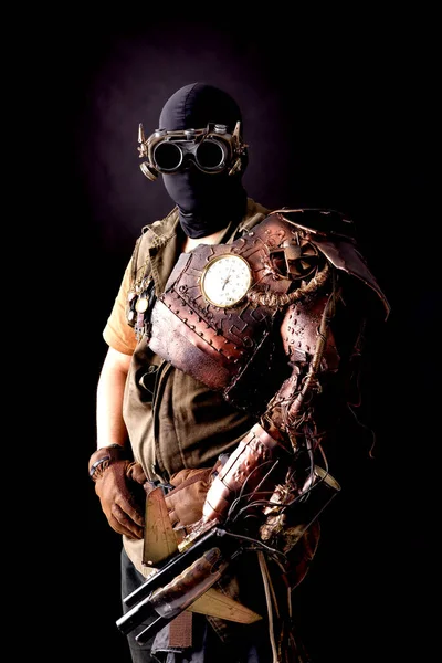 Steampunk Soldat Post Apocalyptique Posant Isolé Sur Fond Sombre — Photo