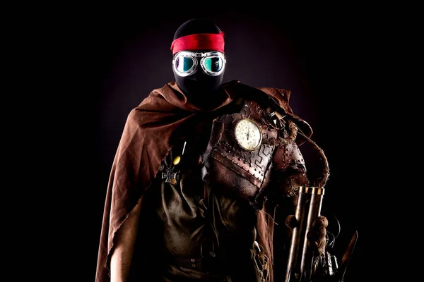 Steampunk Post Apokalyptischer Soldat Posiert Isoliert Auf Dunklem Hintergrund — Stockfoto