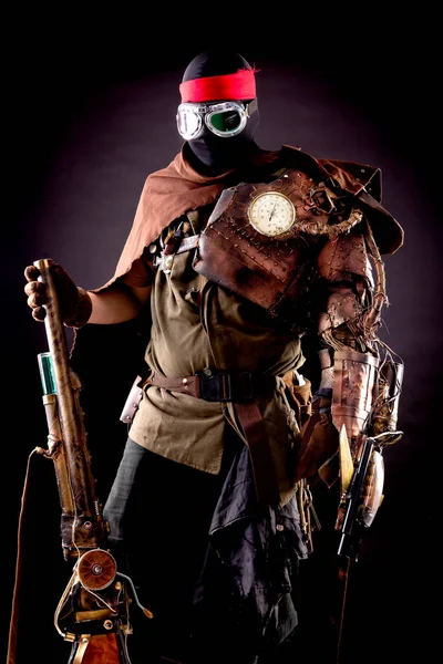 Steampunk Soldat Post Apocalyptique Posant Isolé Sur Fond Sombre — Photo