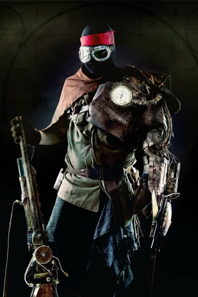 Steampunk Пост Апокалиптический Солдат Позирующий Изолированным Темном Фоне — стоковое фото