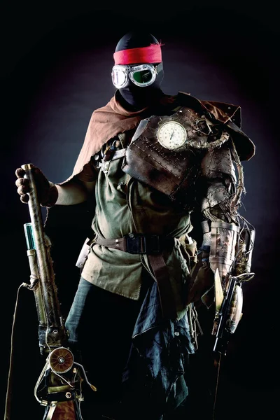 Steampunk Пост Апокалиптический Солдат Позирующий Изолированным Темном Фоне — стоковое фото