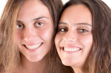 beyazlar içinde yalnız poz veren arkadaşlar