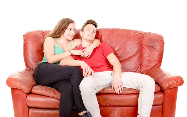 Paar Sitzt Isoliert Auf Einer Couch Vor Weißem Hintergrund — Stockfoto