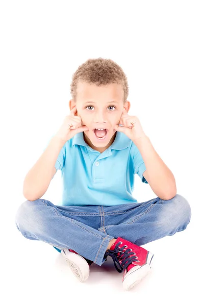 Μικρό Αγόρι Που Καλύπτει Αυτιά Του Απομονωμένο Στα Λευκά — Φωτογραφία Αρχείου