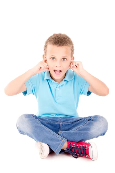 Petit Garçon Couvrant Ses Oreilles Isolé Blanc — Photo