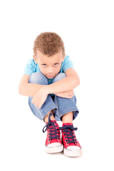 Klein Jongetje Bedekken Zijn Oren Geïsoleerd Wit — Stockfoto