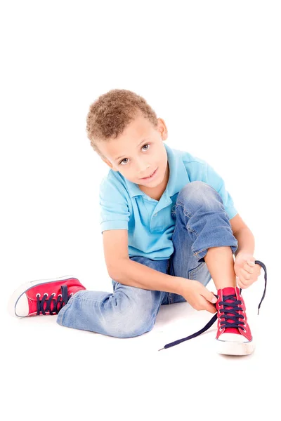 Menino Amarrando Seus Sapatos Isolados Branco — Fotografia de Stock