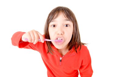 Dişlerini fırçalayan küçük kız beyazlar içinde izole edilmiş