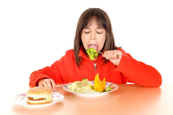 Niña Desgarrada Entre Hamburguesa Verduras Aisladas Fondo Blanco — Foto de Stock