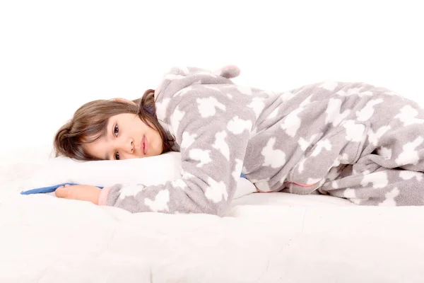 Маленька Дівчинка Піжамі Ліжку Ізольована Білому — стокове фото