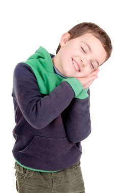 Küçük çocuk beyaz arka planda yalnız poz veriyor.