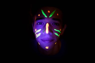 Bir partide yüzü boyanmış bir grup arkadaş.