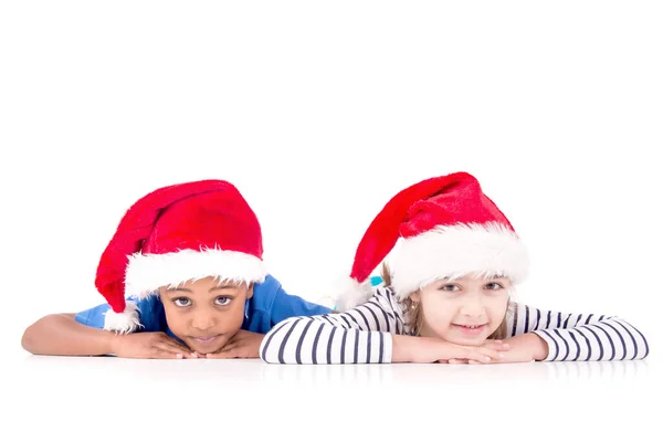 Noel Şapkalı Küçük Çocuklar Beyazlar Içinde Izole Edilmiş — Stok fotoğraf