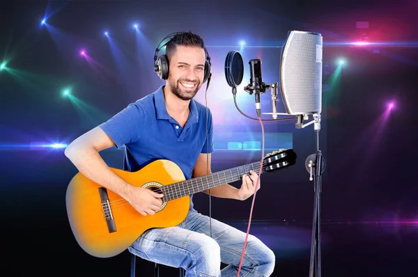 Joven Guapo Cantando Tocando Guitarra Aislado Fondo Blanco — Foto de Stock