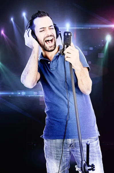 Joven Guapo Cantando Aislado Fondo Blanco — Foto de Stock