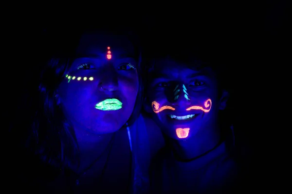 Jugendliche Mit Aufgemaltem Gesicht Auf Glühparty Mit Licht — Stockfoto