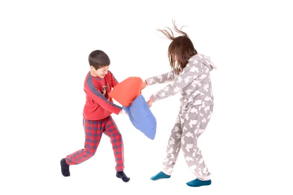 Kleine Kinderen Hun Pyjama Met Kussen Gevechten Geïsoleerd Wit — Stockfoto