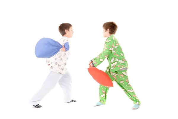Kleine Kinderen Hun Pyjama Met Kussen Gevechten Geïsoleerd Wit — Stockfoto