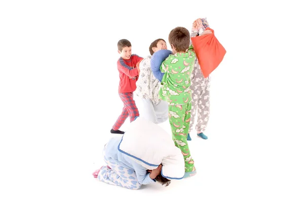 Kleine Kinderen Hun Pyjama Met Kussen Gevechten Geïsoleerd Wit — Stockfoto