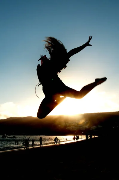 10代の少女が海に飛び込み — ストック写真