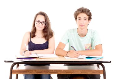 Okuldaki gençler beyaz arka planda izole edilmiş