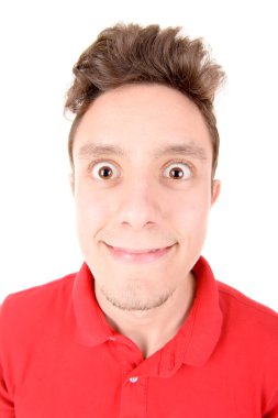 Genç çocuk beyazlar içinde.