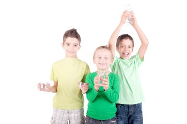 Geri dönüşüm yapan bir grup çocuk beyazlar içinde izole edilmiş