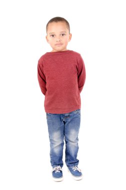 Küçük çocuk beyaz arka planda yalnız poz veriyor.