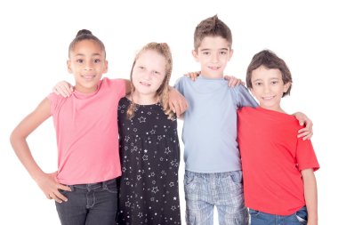Beyaz arkaplanda izole edilmiş bir grup çocuk