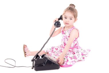 Güzel küçük kız beyazlar içinde izole edilmiş, telefonla.