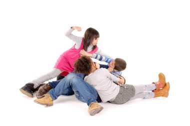 Küçük çocuklar beyazlar içinde savaşıyor.