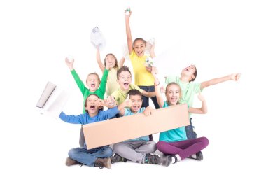 Geri dönüşüm yapan bir grup çocuk beyazlar içinde izole edilmiş