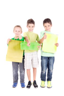 Geri dönüşüm yapan bir grup çocuk beyazlar içinde izole edilmiş