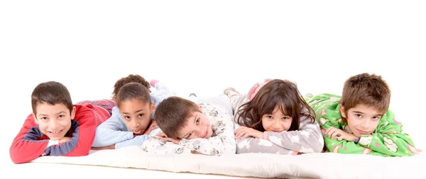 Μικρά Παιδιά Τις Πιτζάμες Τους Στο Κρεβάτι Απομονωμένα Στα Λευκά — Φωτογραφία Αρχείου
