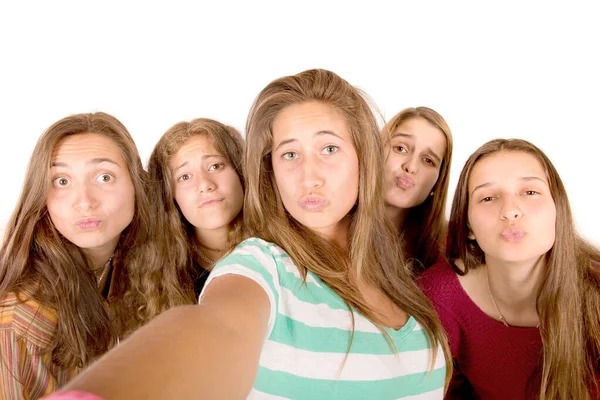 Adolescentes Tomando Selfies Aislados Fondo Blanco Fotos de stock libres de derechos