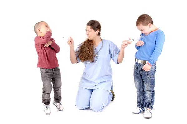 Enfant médecin avec des garçons — Photo