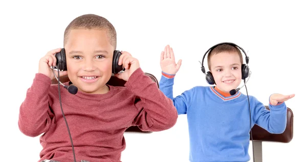 Niños pequeños con auriculares — Foto de Stock