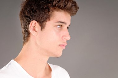 Yakışıklı genç adam.