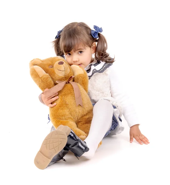 Маленькая девочка с плюшевым мишкой — стоковое фото
