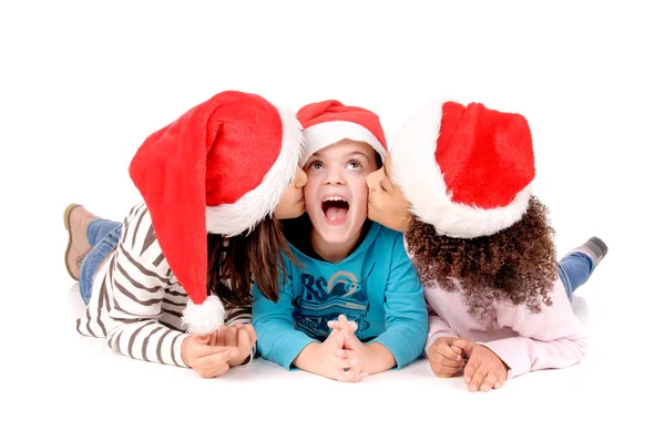Kinder mit Weihnachtsmütze — Stockfoto