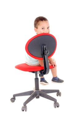 bir sandalyede oturan çocuk