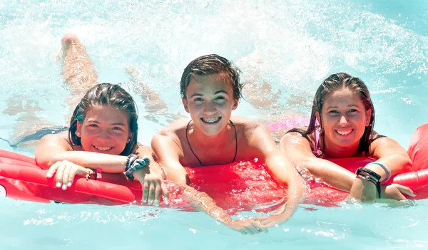 Amigos na piscina — Fotografia de Stock