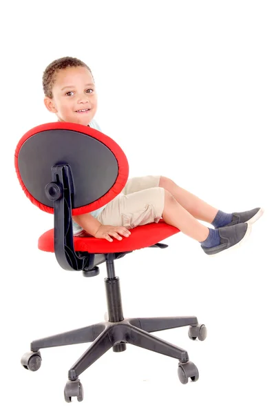Хлопчик сидить в стілець — стокове фото