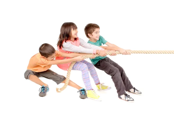 Crianças jogando corda jogo — Fotografia de Stock