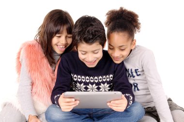 Tablet ile oynayan arkadaşlar
