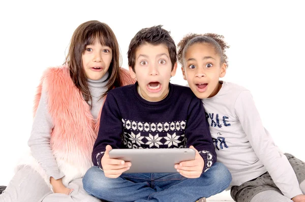 Amigos brincando com tablet — Fotografia de Stock