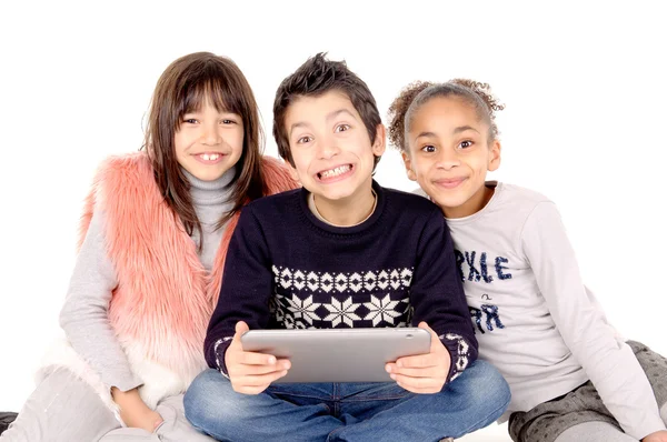 Amigos brincando com tablet — Fotografia de Stock