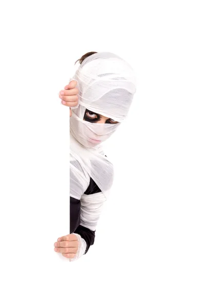 Halloween menino vestido como uma múmia — Fotografia de Stock